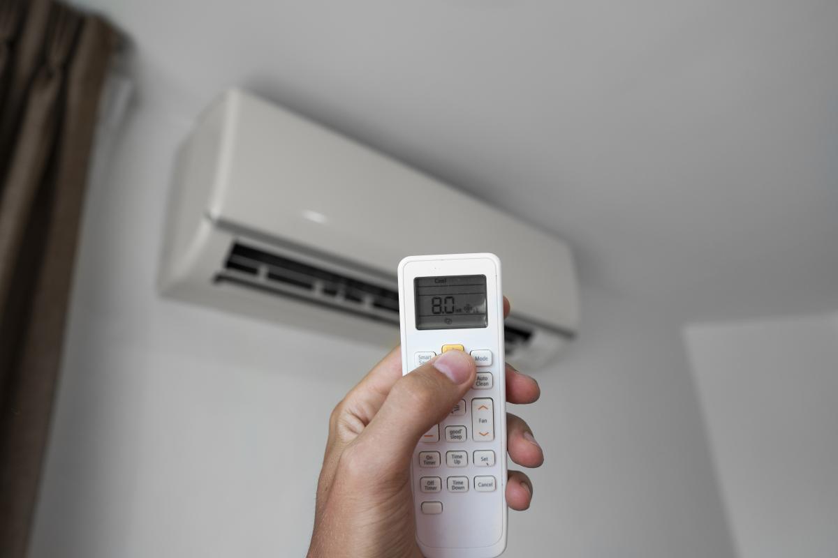 Mẹo Phong Thủy nhà ở: Sắp xếp bàn thờ, điều hòa và tủ giày