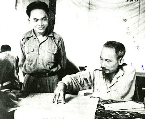 Chủ tịch Hồ Chí Minh và Đại tướng Võ Nguyên Giáp